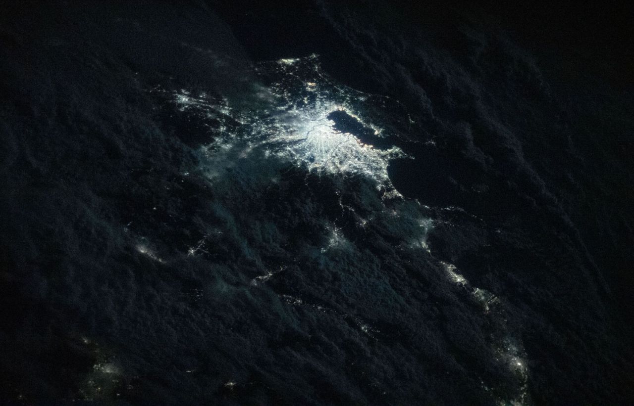 אורות הלילה של טוקיו. מעליהם אור הירח מאיר את העננים (צילום: נאס"א)